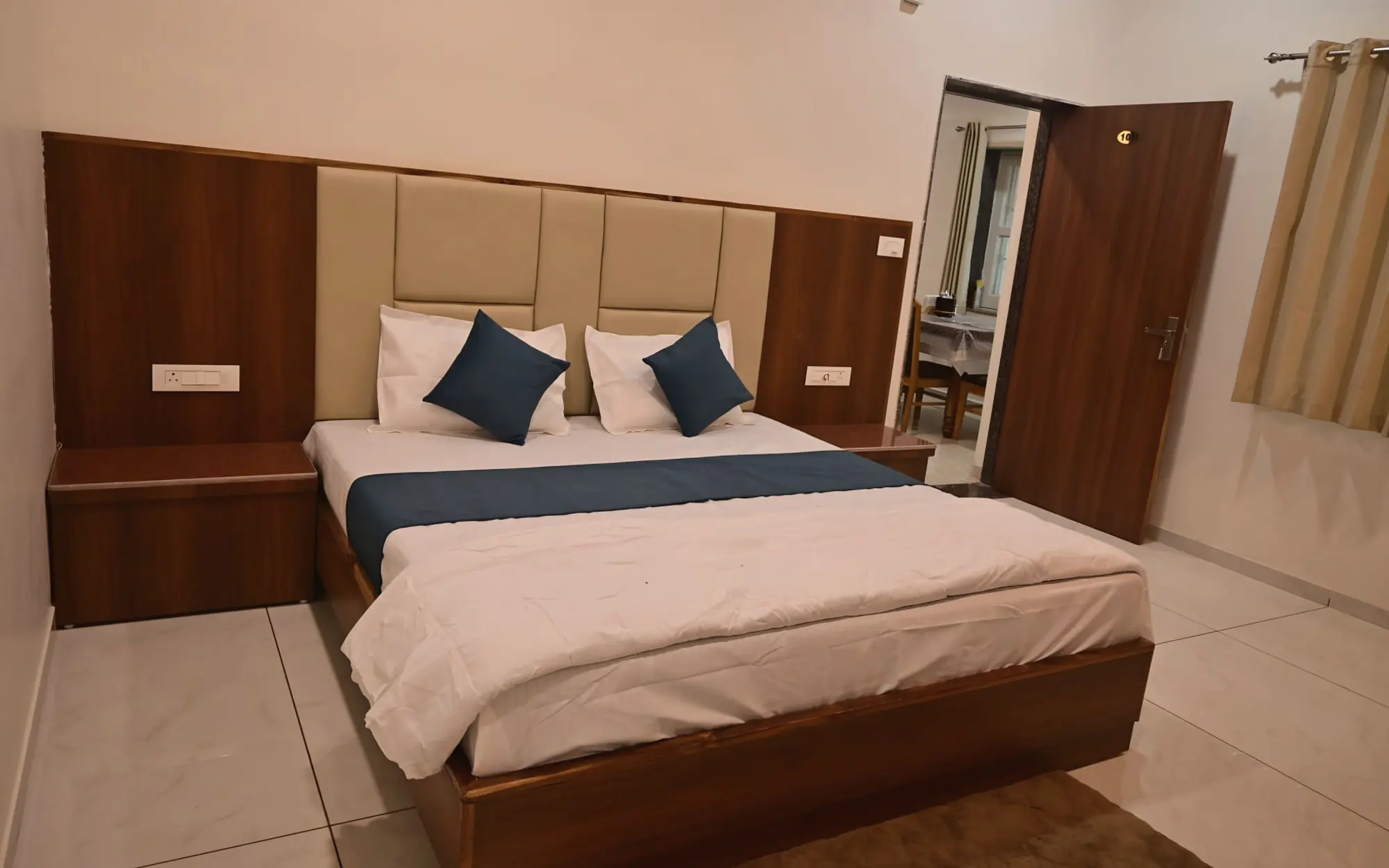 Double room with a wooden headboard