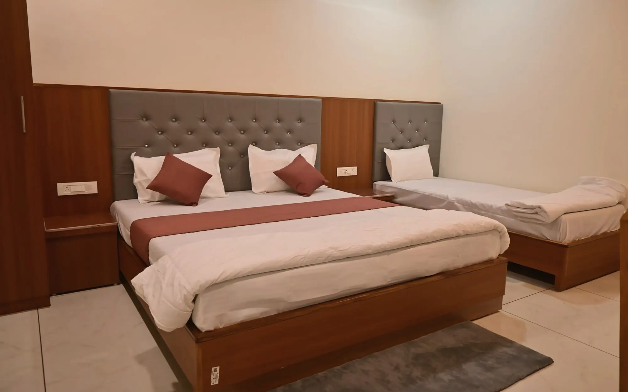 Triple room with a double bed and a single bed side by side